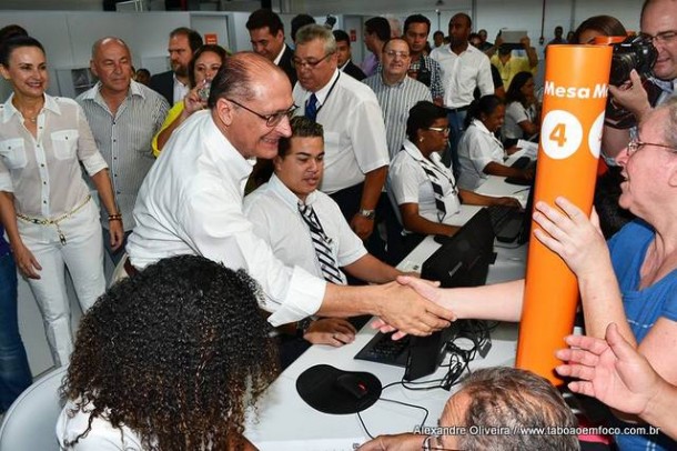 Alckmin cumprimenta funcionarios no Poupatempo Taboao da Serra