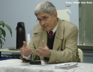 Delegado Dr. Gilson durante reunião do Conseg Taboão da Serra