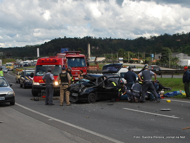 Resgate socorre vítimas de acidente