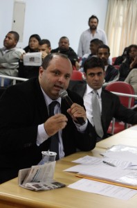 Rinaldo de Abreu, ao lado do advogado, durante depoimento na câmara de Taboão da Serra