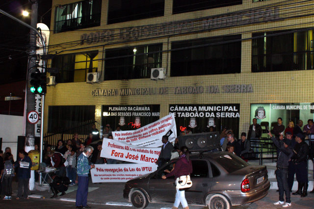 Manifestação na Câmara de Taboão. (Foto: Rose Santana / O Taboanense)
