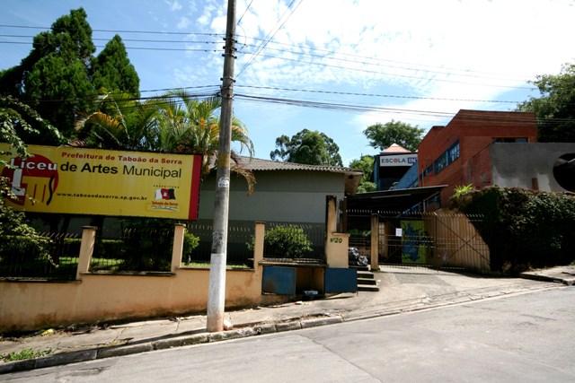 Liceu de Artes foi um dos locais em que a polícia realizou buscas e apreensões. (Foto: Divulgação / PMTS)