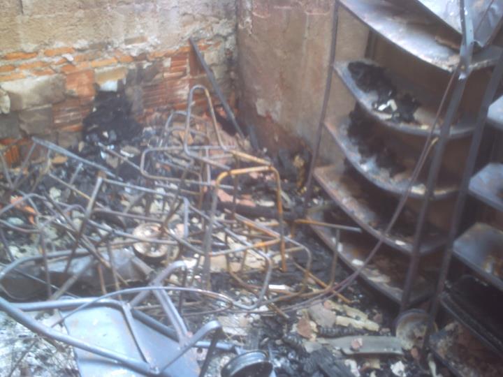 Sala destruída pelo fogo na madrugada do dia 12. (Foto: Divulgação / Facebook)