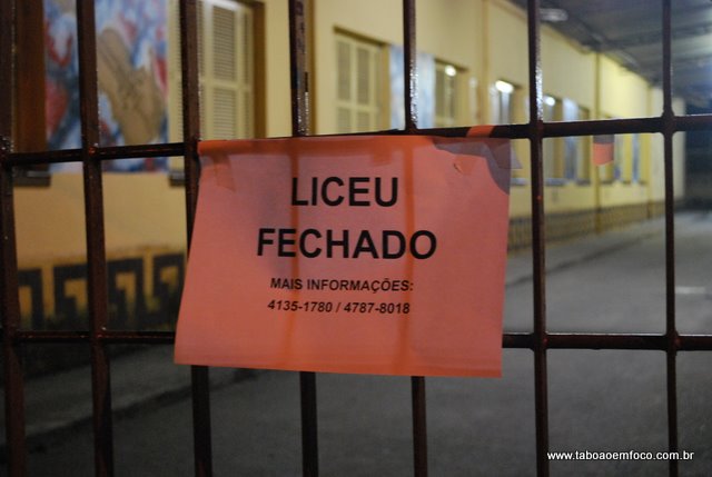 Cartaz fixado no portão do Liceu de Artes de Taboão da Serra