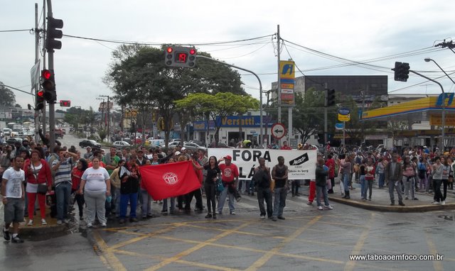Manifestantes bloqueiam a Rodovia Régis Bittencourt. (Foto: Márcio Cansian / Jornal Atual)
