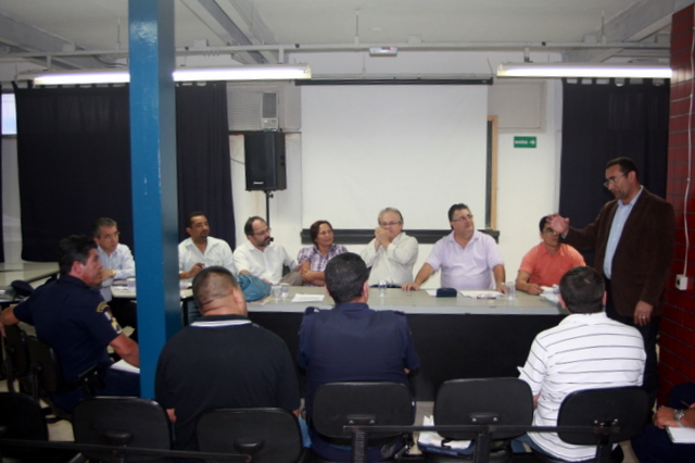 Os vereadores Alexandre Depieri (PSD), Cido (DEM), Wagner Eckstein (PT), Fausta (PSB), Olívio Nóbrega (PR), Ronaldo Onishi (PSB) e Macário (PT) participaram da reunião com a GCM. (Foto: 