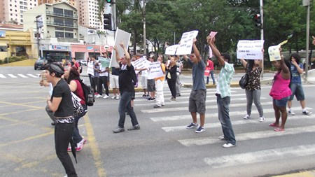 Manifestantes protestam no centro de Taboão. (Foto: Ana Paula Timóteo / Jornal na Net)