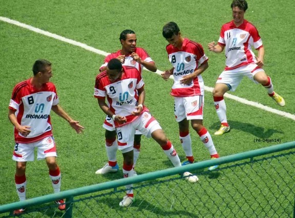Jogadores do Taboão da Serra comemoram gol durante a Copa São Paulo.