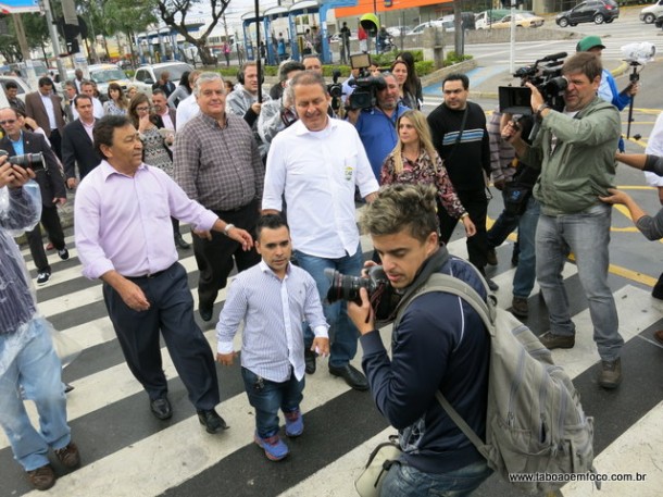 Candidato a presidente Eduardo Campos faz campanha no Centro de Taboão ao lado de candidatos da região.
