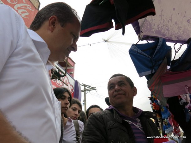 Eduardo Campos conversa com comerciantes na região do Pirajuçara. 