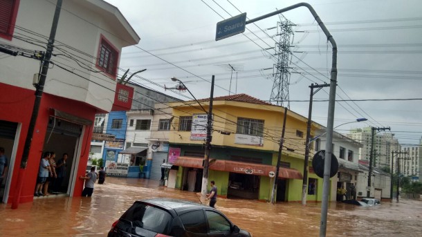 Largo do Taboão após o término da chuva. (Foto: Vera Lima)