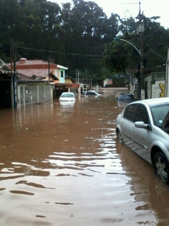 Rua próxima ao Largo do Taboão da Serra ficaram alagadas. (Foto: Eduardo Anibal)