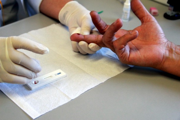 Teste de Hepatite C é realizado em todas as Unidades Básicas de Saúde e na Clinica de DST/AIDS de Taboão da Serra (Foto: Vagner Hernandez / PMTS) 
