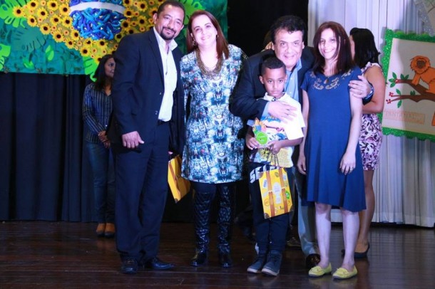 Aluno recebe a premiação do prefeito Fernando Fernandes e do presidente da Câmara José Aparecido Alves. (Foto: Divulgação)