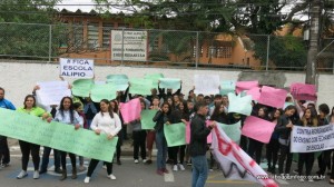 No início do mês, alunos protestaram em frente a escola após a notícia do fechamento. (Foto: Arquivo).