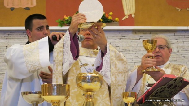 Monsenhor Aguinaldo celebrou a missa em homenagem a Santa.