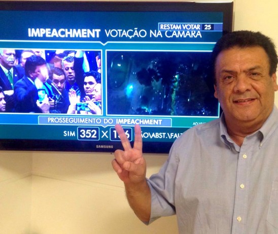 Fernando Fernandes comemora votacao do impeachment