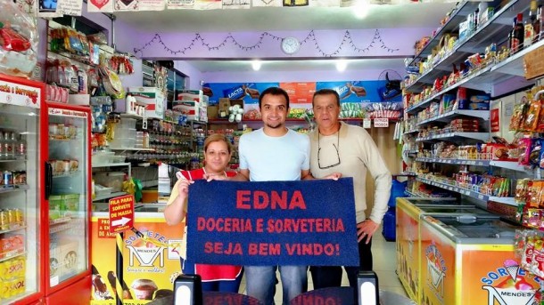 Após a fama, comediante visitou venda da Dona Edna no Pq Marabá (FOTO: Facebook/Thiago Ventura)