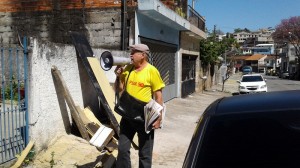 Com megafone, Stan sai às ruas atrás de votos em Taboão da Serra. (Foto: Gilmar Júnior)