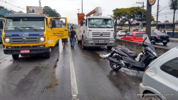 Acidente envolvendo moto, carro e caminhão deixa motoqueiro morto em Taboão da Serra. 