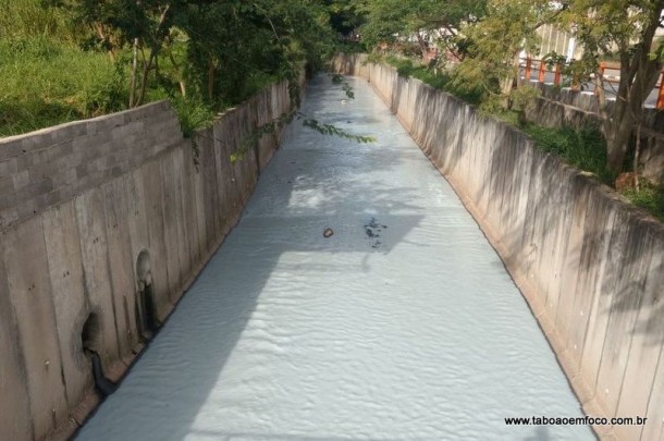 Durante a tarde de terça (16), a água do Córrego Poá ficou toda cinza.