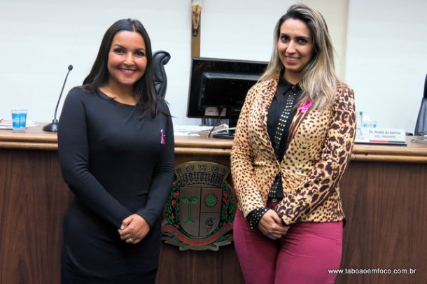 Vereadoras Joice e Priscila apresentam projeto em conjunto para divulgar o "Ligue 180", telefone para denúncias de violência doméstica.
