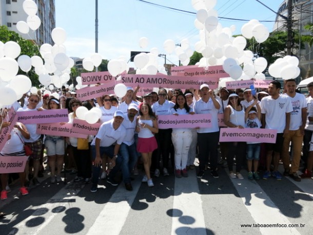 Milhares de pessoas foram às ruas de Taboão da Serra pedir o fim da violência contra a mulher.
