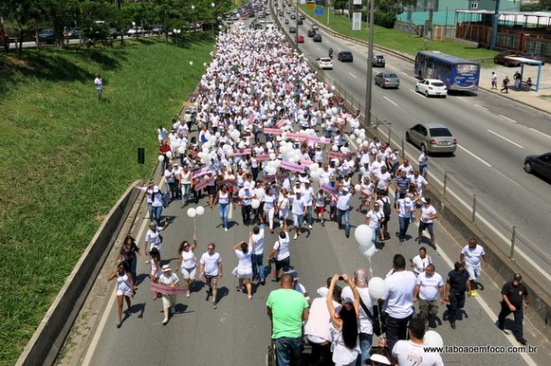 Rodovia Régis Bittencourt foi tomada por pessoas vestindo branco e pedindo o fim da violência. 