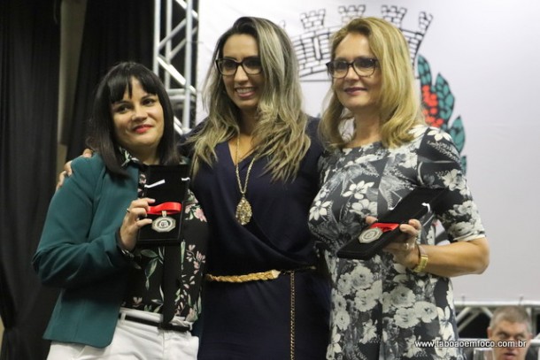 Priscila Sampaio e as homenageadas Ionice Alves Lourenco e Daniella Michel