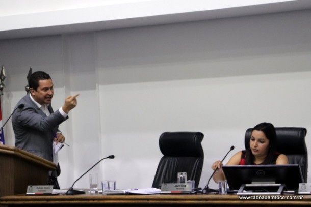 Eduardo Nóbrega faz discurso contra presidente Joice Silva, que o acusa de machista.
