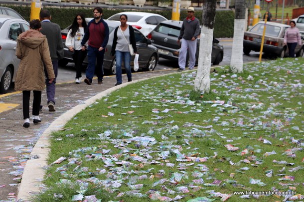 Em frente a Escola Estadual Wandyck de Freitas, candidatos encheram a rua de lixo.