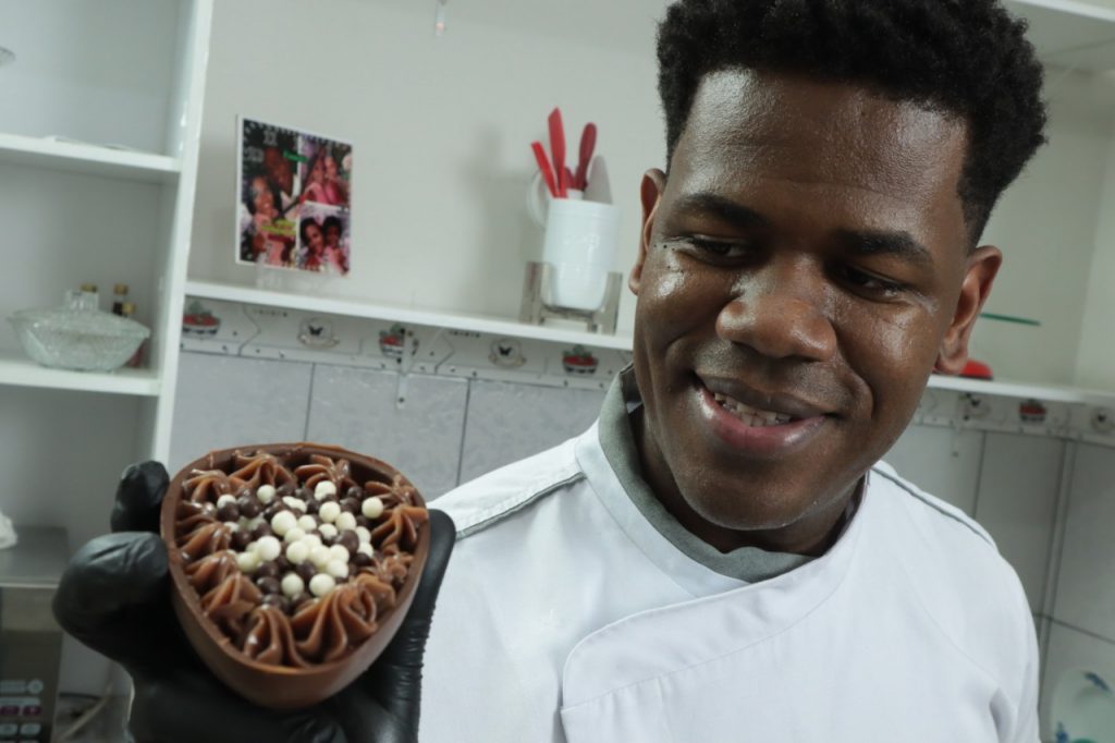 Chef Sandro Silva mostra ovo de páscoa produzido em casa