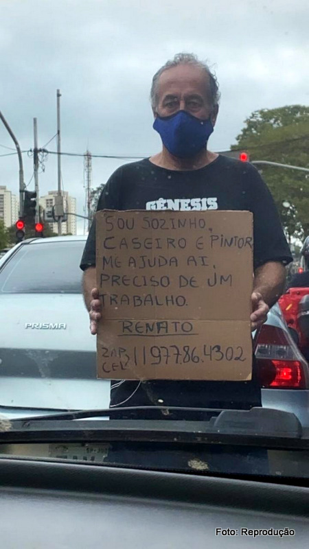Homem segura placa com pedido de emprego em Taboão da Serra