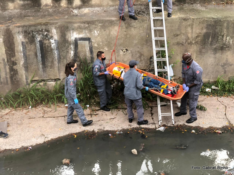 Bombeiros salvam homem que caiu dentro de córrego em Taboão da Serra