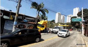 Carreta invade agência de carros em Taboão da Serra