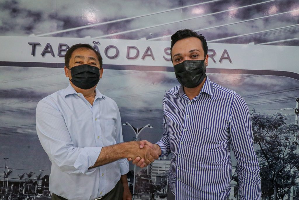 Aprígio e Wanderley Bressan selam compromisso.