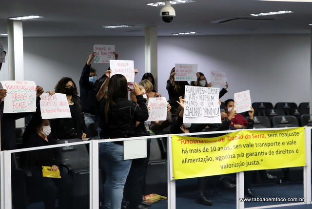 Servidores protestam na Câmara de Taboão da Serra