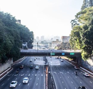 SÃO PAULO, SP - 12.05.2020: TRÂNSITO NO CORREDOR LESTE OESTE - Trânsito no corredor leste/oeste no segundo dia de rodízio de carros mais restritivo em São Paulo, capital, nesta manhã de terça (12). (Foto: Van Campos /Fotoarena/Folhapress) ORG XMIT: 1912522