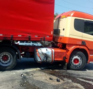 2022.03.07 carreta colide com carro na regis bittencourt