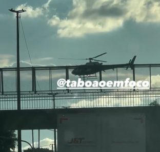 Águia da PM faz resgate de homem que pulou de passarela em Taboão