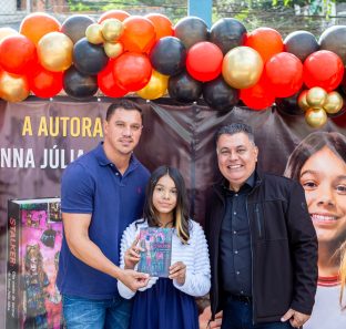 Aluna da Prefeitura de Taboão da Serra lança livro após vencer concurso de Poesia Periférica (1)