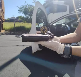 Policial mostra arma utilizada no crime. (Foto: O Liberal)