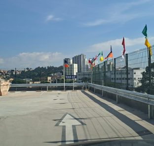 Atacadão instala guard rail em estacionamento após carro despencar e matar motorista