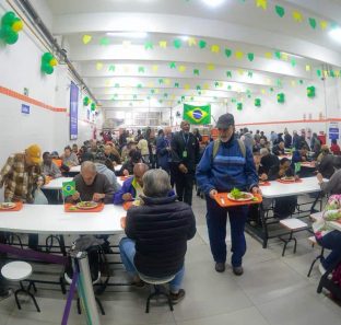 Bom Prato de Taboão da Serra terá cardápio especial da Copa com hambúrguer e batata rústica nesta sexta (3)