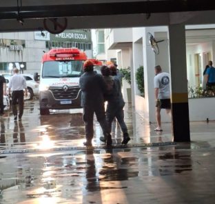 Bombeiros carregam vítima no Castanheira