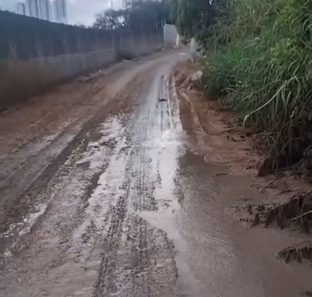 Caminhão descarta resíduo com forte odor em rua de Embu das Artes e moradores reclamam