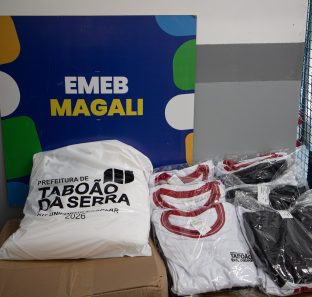 Escolas de Taboão da Serra recebem cerca de 2,5 mil kits de uniformes em nova etapa de entrega