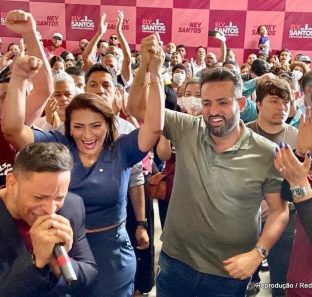 Deputada Federal Ely Santos em evento em Embu das Artes