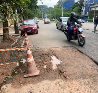 FOTO 01 - Procon de Taboão da Serra fiscaliza Sabesp e Telefônica por irregularidades após obras (2)