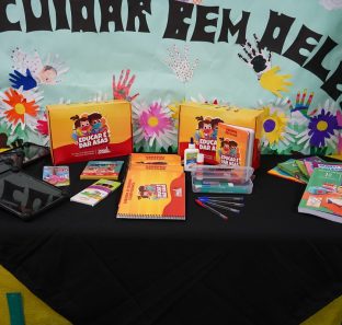 FOTO 02 - Taboão da Serra inicia entrega de kits de material escolar para 28.500 alunos